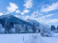 Winterwanderweg und verzerrte Wolken über dem Zahmen Kaiser